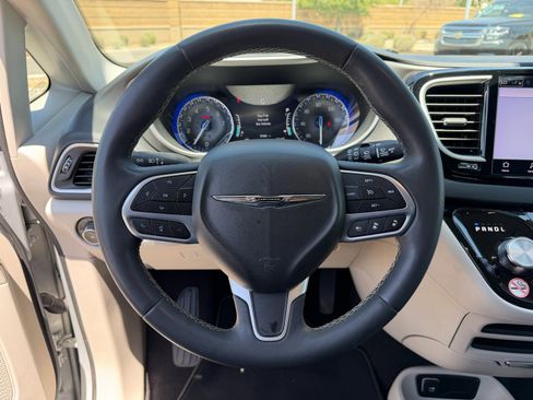 Used 2024 Chrysler Pacifica Touring-L FWD image 16