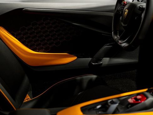 Used 2024 Lamborghini Revuelto image 39