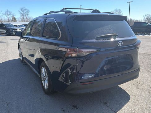 Used 2025 Toyota Sienna XLE w/ XLE Plus Package image 9