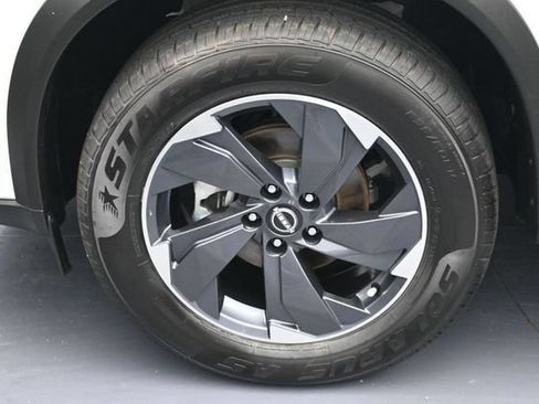 Used 2024 Nissan Rogue SV AWD/4WD image 7