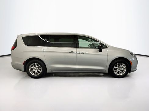 Used 2024 Chrysler Pacifica Touring-L FWD image 10