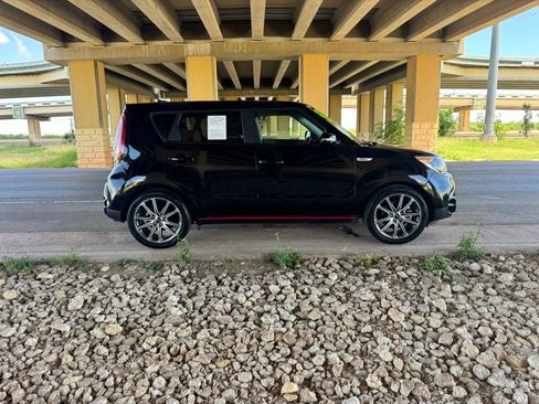 Used 2018 Kia Soul ! FWD image 2