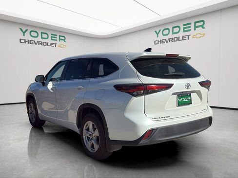 Used 2024 Toyota Highlander LE AWD/4WD image 10