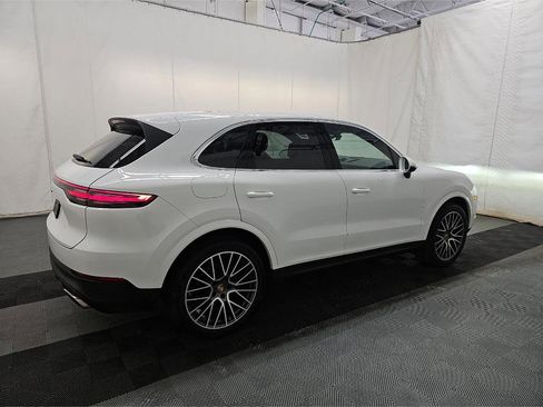 Used 2023 Porsche Cayenne w/ Premium Package AWD/4WD image 4
