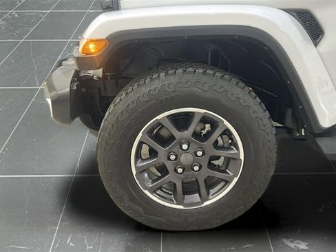 Used 2021 Jeep Gladiator Overland w/ Uconnect 4C Nav & Sound Group image 22