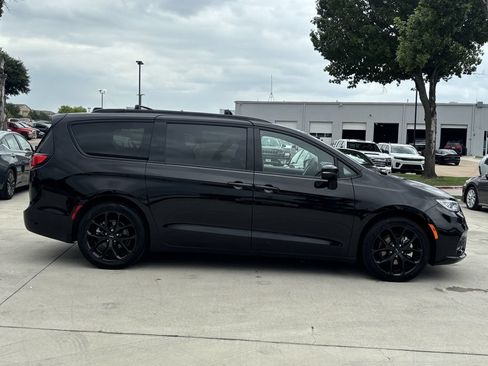 Used 2025 Chrysler Pacifica Limited FWD image 2