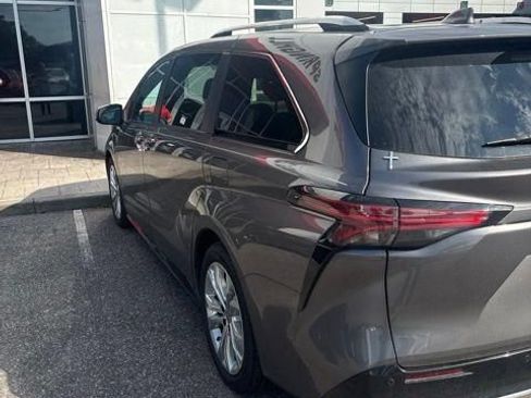 Used 2023 Toyota Sienna Platinum FWD image 4