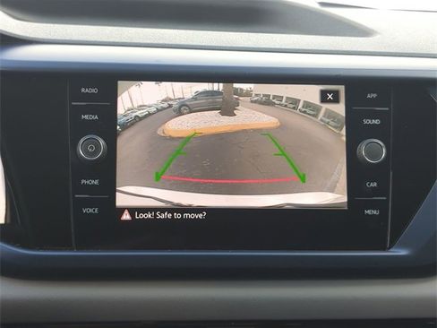 Certified 2022 Volkswagen Taos SE image 21