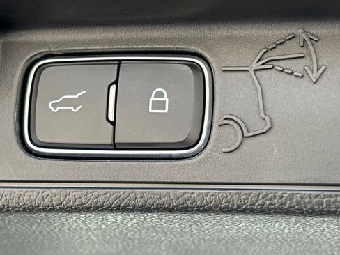 Used 2023 Ford Explorer XLT w/ Equipment Group 202A RWD image 8