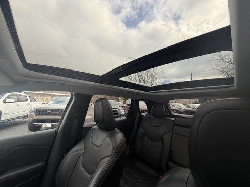 Used 2019 Jeep Cherokee Limited image 12