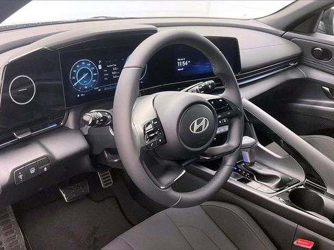 Certified 2025 Hyundai Elantra SEL image 7