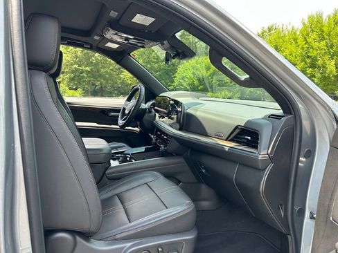 Used 2025 Chevrolet Tahoe High Country AWD/4WD image 45