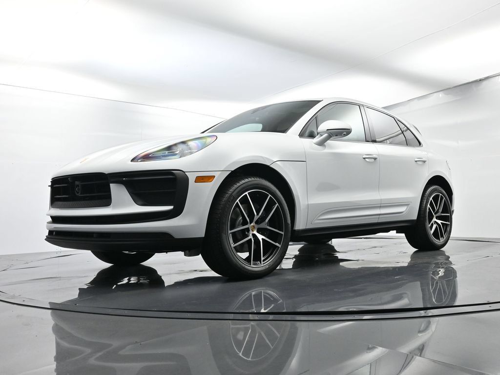 Certified 2025 Porsche Macan AWD/4WD image 40
