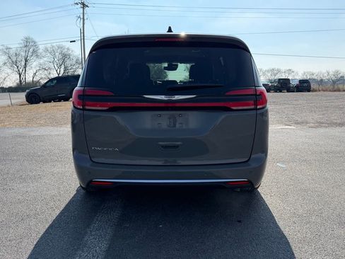 Used 2023 Chrysler Pacifica Touring-L image 6