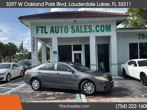 Used 2010 Toyota Camry LE FWD image 1