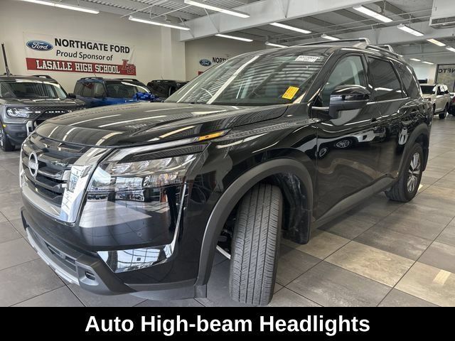 Used 2025 Nissan Pathfinder SL AWD/4WD image 13