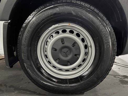 Used 2025 Mercedes-Benz Sprinter 2500 image 9