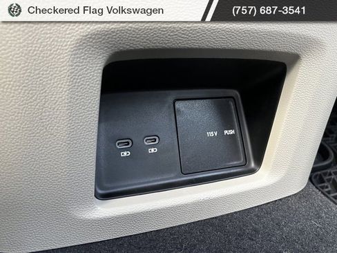 Used 2025 Volkswagen Atlas SE image 29