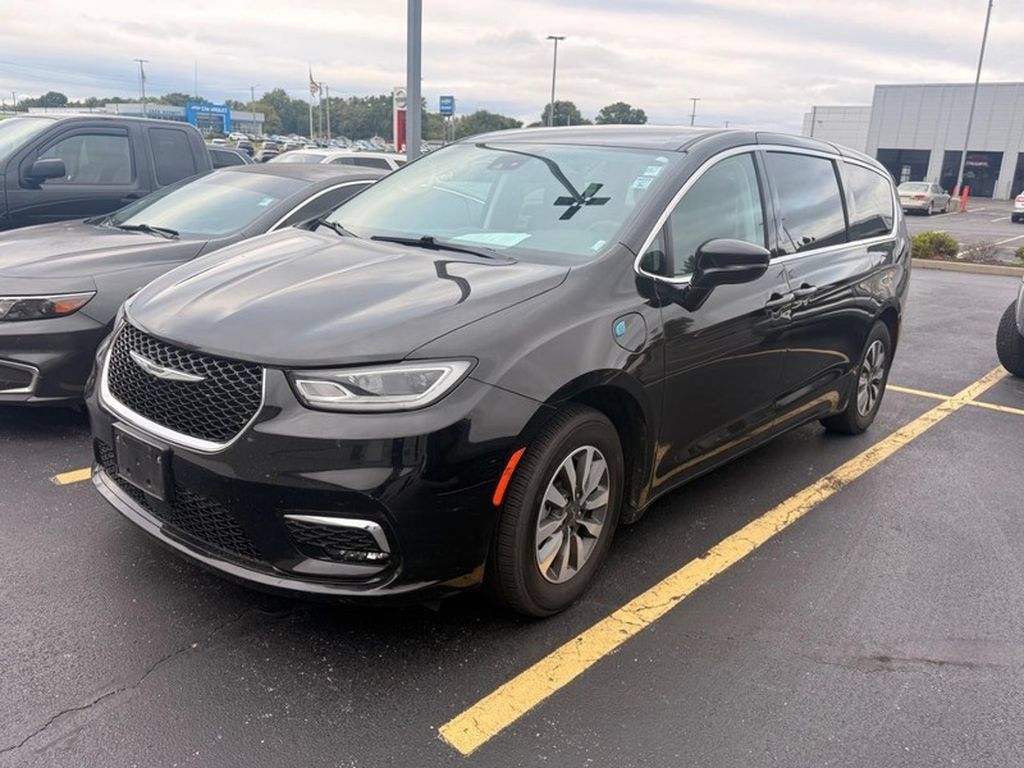 Used 2024 Chrysler Pacifica Limited FWD image 4