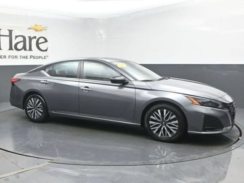 Used 2024 Nissan Altima 2.5 SV FWD image 1