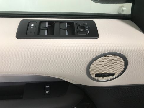 Used 2023 Land Rover Discovery S R-Dynamic image 9