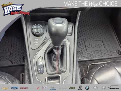 Used 2019 Jeep Cherokee Trailhawk w/ Comfort/Convenience Group AWD/4WD image 17