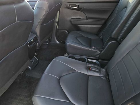 Used 2024 Toyota Highlander XLE image 29