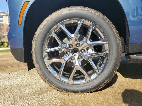 New 2026 Chevrolet Suburban LS image 6