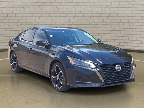 Used 2024 Nissan Altima 2.5 SR FWD image 3