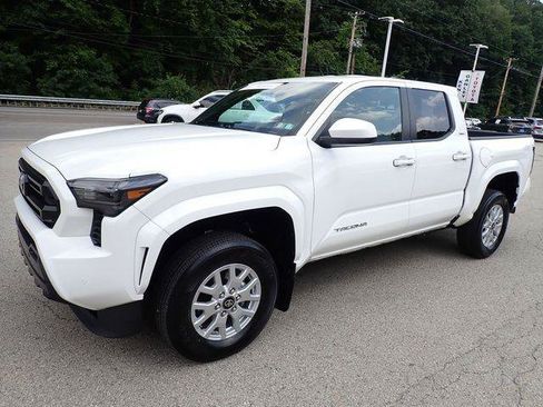 Certified 2024 Toyota Tacoma SR5 AWD/4WD image 10