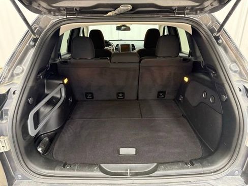 Used 2017 Jeep Cherokee Latitude w/ Cold Weather Group AWD/4WD image 23