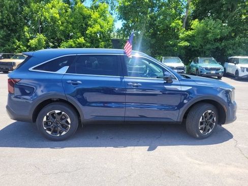 Certified 2025 Kia Sorento S AWD/4WD image 6