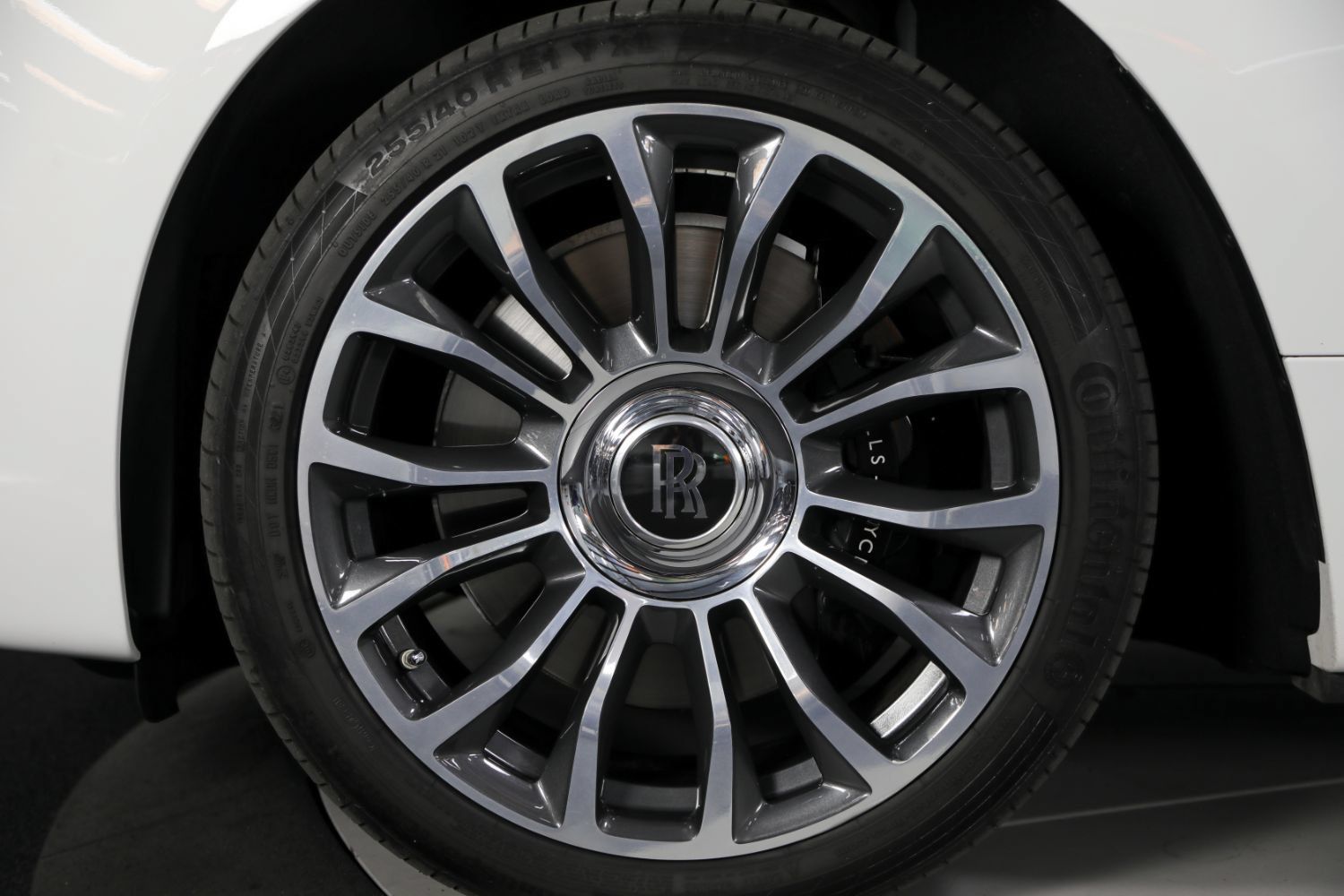 Used 2018 Rolls-Royce Dawn RWD image 19