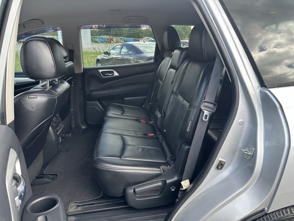 Used 2018 Nissan Pathfinder SL FWD image 17