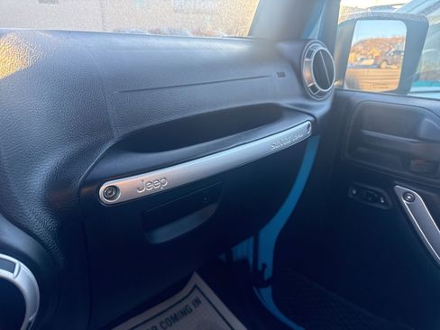 Used 2018 Jeep Wrangler Unlimited Rubicon w/ Cold Weather Group image 15