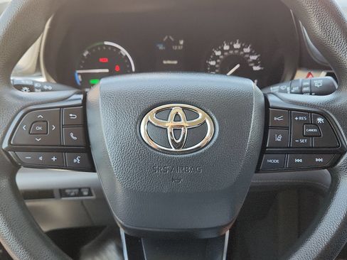 Used 2024 Toyota Sienna LE FWD image 25