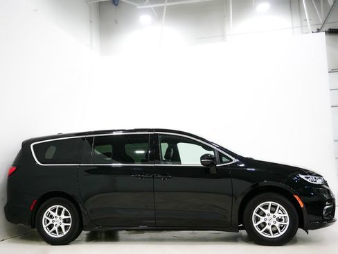 Used 2025 Chrysler Pacifica Select FWD image 4