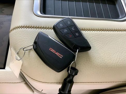 Used 2023 GMC Yukon XL Denali w/ Advanced Technology Package AWD/4WD image 14