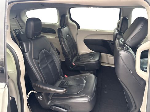 Used 2017 Chrysler Pacifica Touring-L image 20