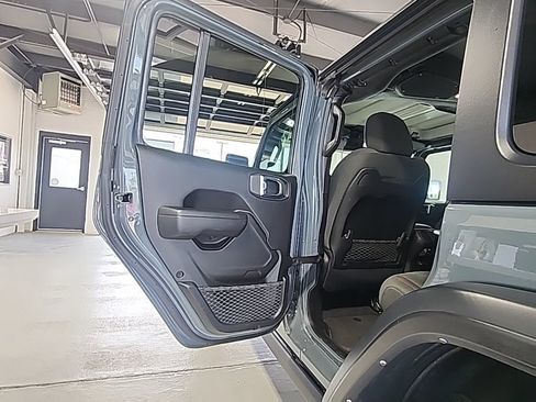 Used 2025 Jeep Wrangler Unlimited Rubicon AWD/4WD image 15