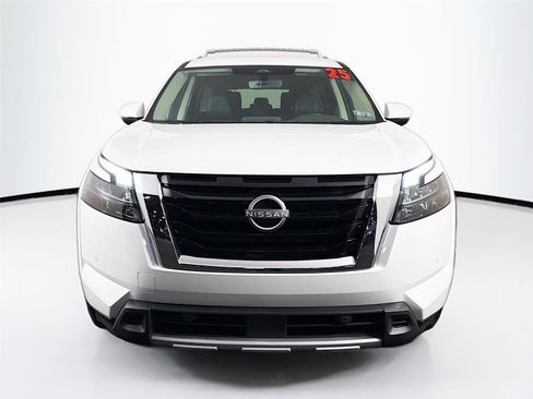 Used 2025 Nissan Pathfinder SL AWD/4WD image 2