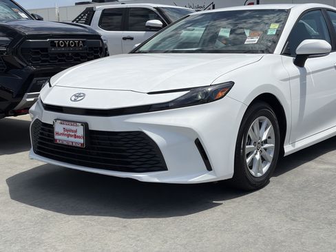 Used 2025 Toyota Camry LE FWD image 7