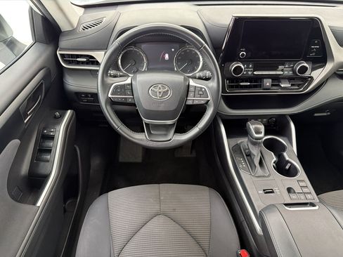 Used 2025 Toyota Highlander LE FWD image 27