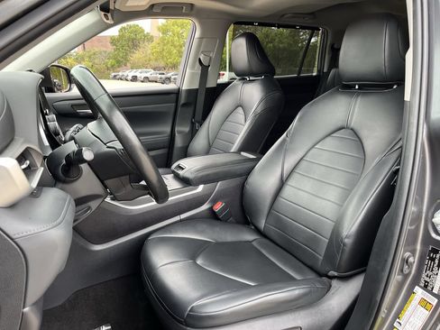 Used 2023 Toyota Highlander XLE FWD image 23