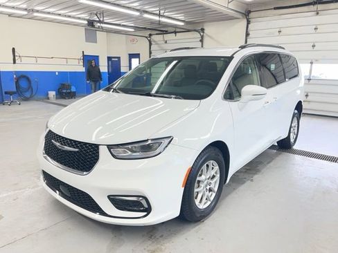 Used 2022 Chrysler Pacifica Touring-L FWD image 4