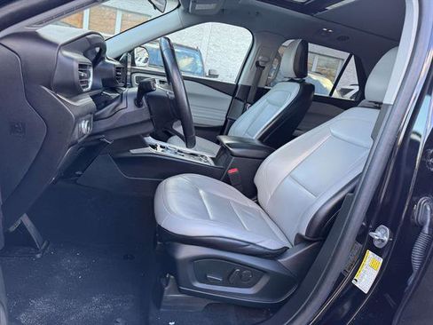 Used 2021 Ford Explorer XLT w/ Equipment Group 202A image 8