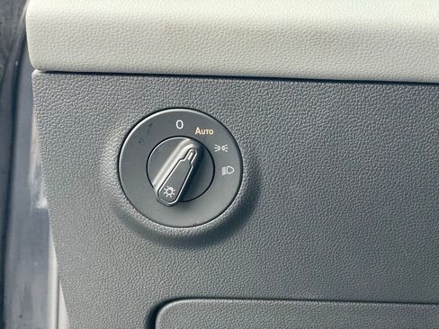 Certified 2022 Volkswagen Taos SE w/ Panoramic Sunroof Package image 16