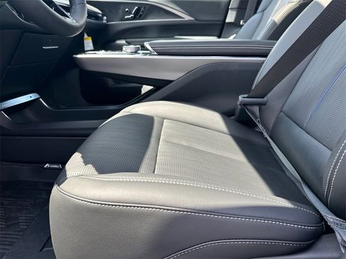 New 2025 Cadillac Lyriq Luxury image 9