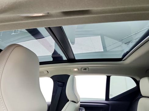 Certified 2023 Volvo XC40 B5 Ultimate w/ Climate Package image 18