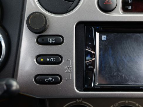 Used 2005 Toyota Matrix XR image 30